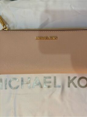 Michael Kors New Jet Set Travel Large 3/4 ZIp Wallet Powder
Blush Pink